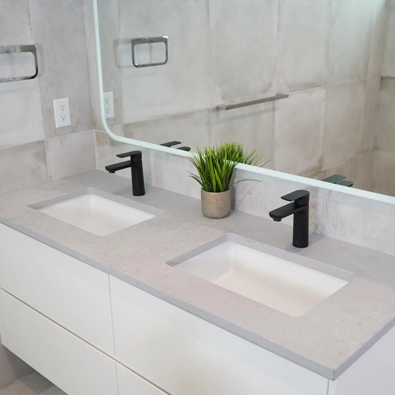 MIRREN Matte Black Bathroom Faucet — Pearl