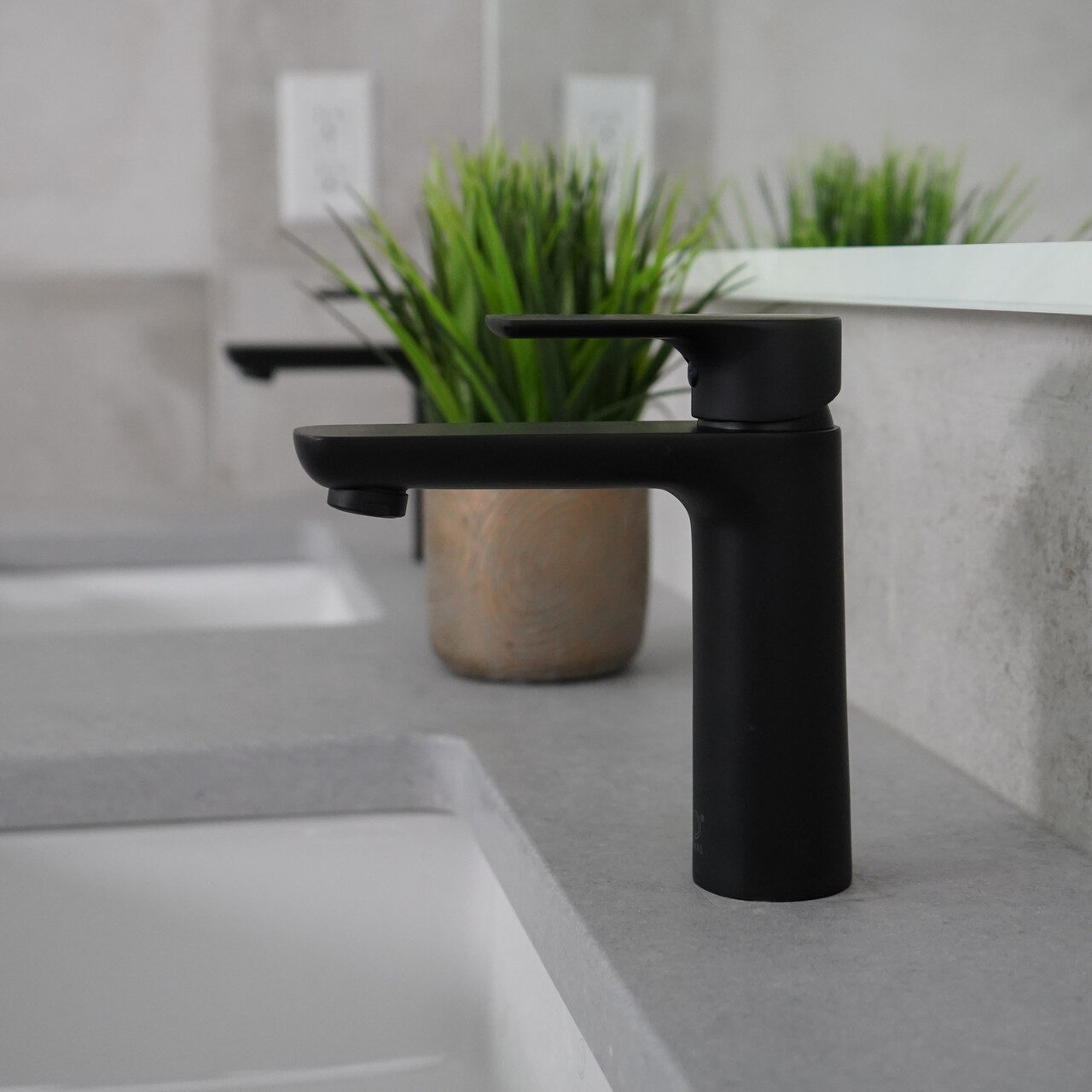 MIRREN II Matte Black Bathroom Faucet — Pearl