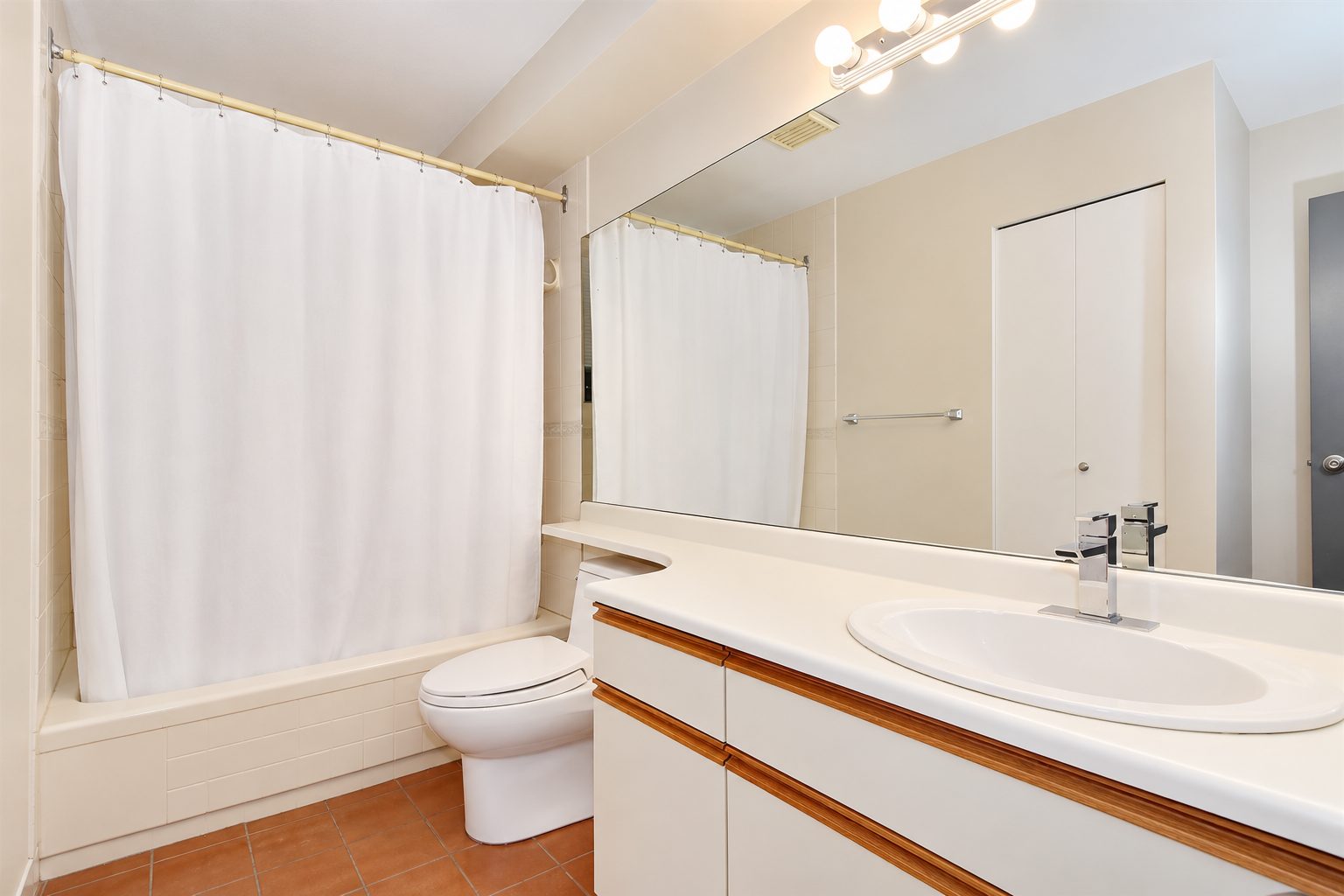 Before — Pipa — Kitsilano Townhouse renovation (photo 7) · Canadian Flooring & Renovations Vancouver